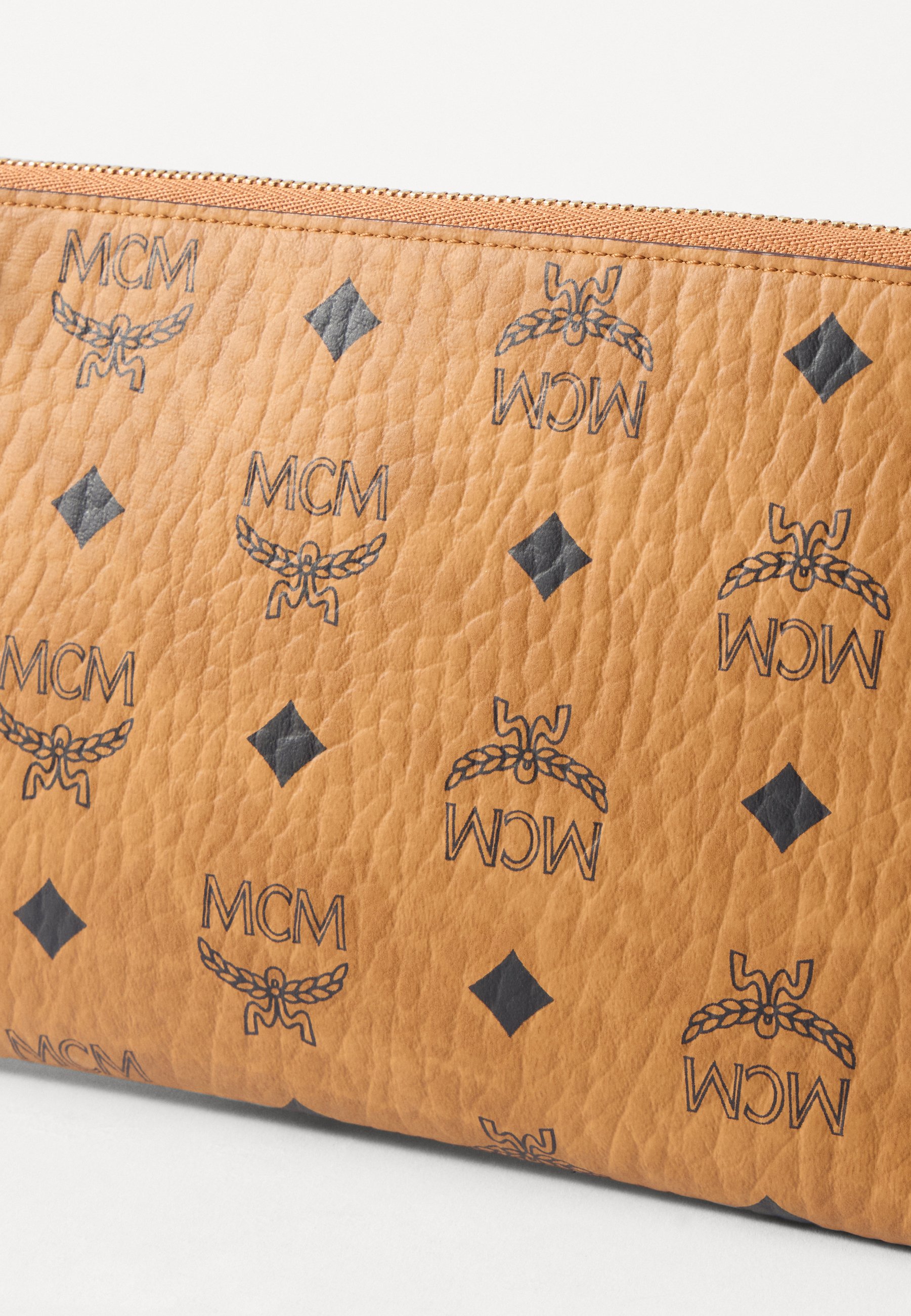 mcm ロゴプリント ボディバッグ ブラウン MCM OTTOMAR DOCUMENT CASE - Cross body bag - cognac - Zalando.co.uk