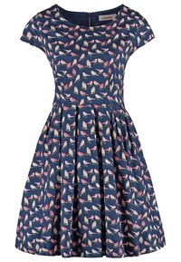 Granatowa sukienka z krótkimi rękawami i dopasowanym talią, z ogólnym wzorem małych różowych i beżowych ptaków.
