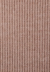 Tissu texturé de couleur rose doux avec un motif à côtes verticales, affichant une surface duveteuse et un espacement régulier entre les lignes.