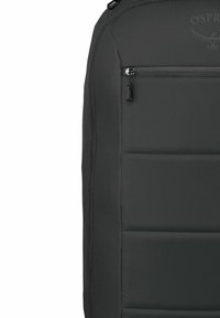 Zaino grigio scuro con superficie testurizzata, dotato di una tasca anteriore con zipper e sezioni imbottite per supporto. Logo visibile sul tessuto.