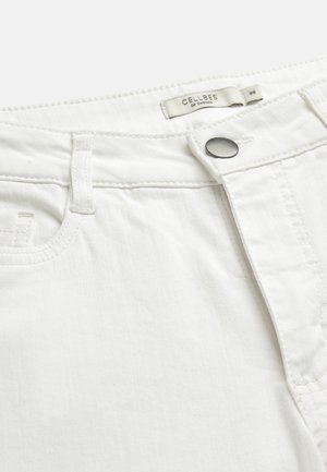 Witte denim jeans tailleband met zilveren knoop, lussen voor een riem, voorzak en label van "Cellbes of Sweden" met maat 38 zichtbaar aan de binnenkant.