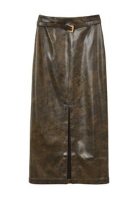 Jupe midi en faux cuir marron avec une fente frontale, taille ceinturée et une texture lisse et brillante. Présente un motif marbré subtil.