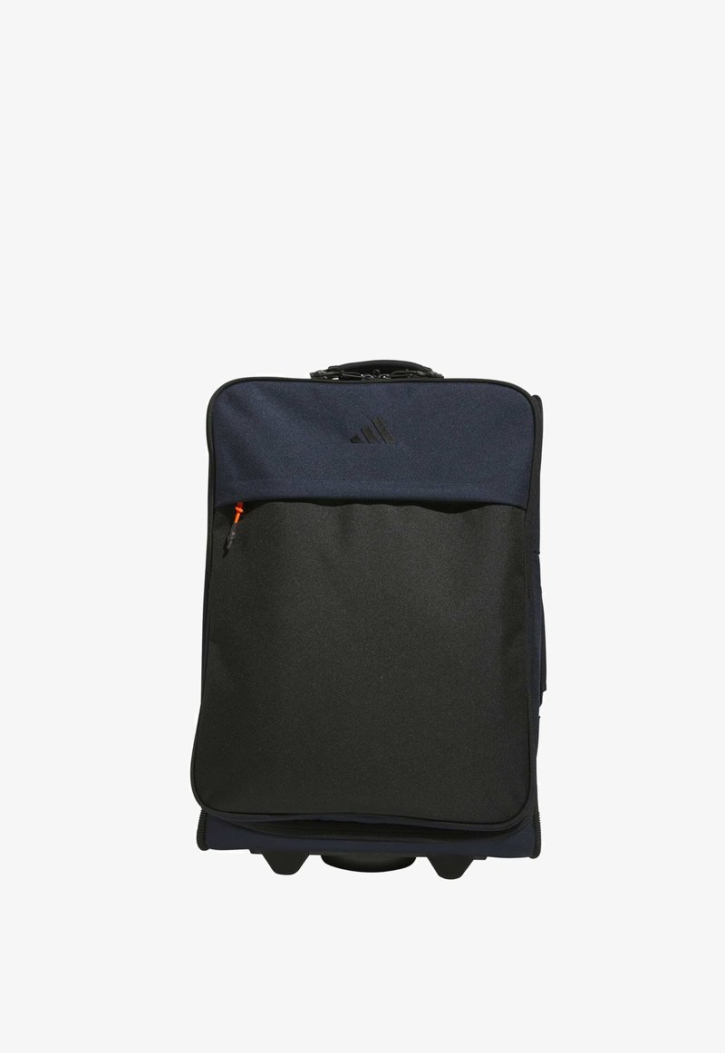 Sac de sport roulé noir et bleu avec un tissu texturé, une poche zippée à l'avant et une poignée. Présente un logo à l'avant et des roues lisses.