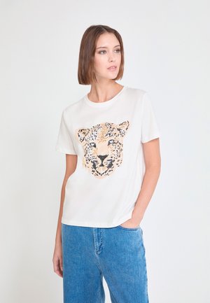 Camiseta blanca de algodón con un gráfico de cara de leopardo en tonos beige, negro y naranja. Corte holgado con mangas cortas y cuello redondo.