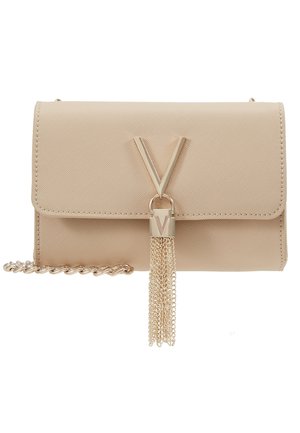 Beige leren clutch met gouden V-vormige sluiting en hangende kettinkjes, voorzien van een gouden kettingriem op een witte achtergrond.
