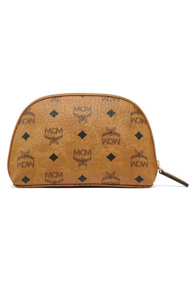 Bruine leren make-up tas met zwart MCM logo patroon, afgeronde bovenkant, ritssluiting en zijband. Textuur oppervlak.