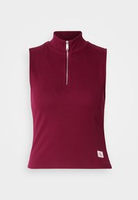 Top sans manches ajusté en bordeaux profond, avec un col haut et une fermeture éclair à l'avant. Tissu lisse avec un patch logo en bas à gauche.
