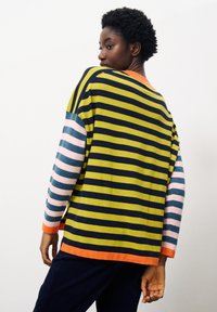 FRNCH EILEEN - Pullover - olive