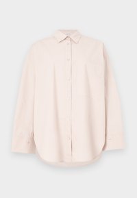 Chemise beige à manches longues avec boutons sur le devant, poche avant et col classique sur fond uni.