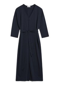 Granatowa, sięgająca do kolan sukienka typu wrap, wykonana z miękkiego materiału, z dekoltem w kształcie litery V, rękawami o długości trzech kwart i dopasowanym paskiem na talii.