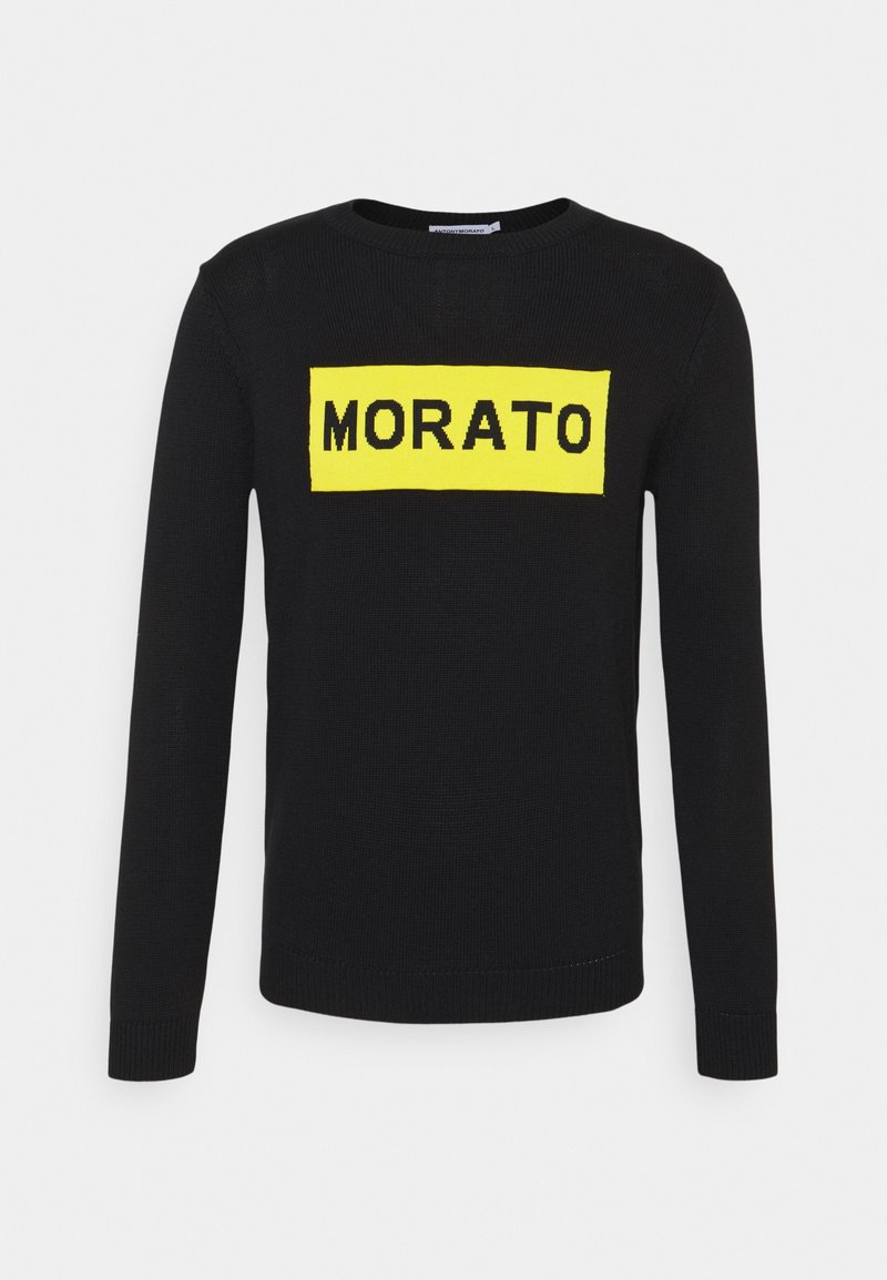 Černý svetr s dlouhými rukávy, s velkým žlutým obdélníkovým logem s textem "MORATO" v černé barvě, vyrobený z texturované pleteniny.