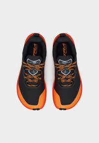 Μαύρα και πορτοκαλιά παπούτσια για τρέξιμο σε μονοπάτια με πορτοκαλί κορδόνια με σχέδιο και την επωνυμία "Altra Timp 6" στη γλώσσα και στην εσωτερική σόλα.