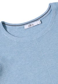 Maglione lavorato a maglia blu chiaro con scollo tondo, caratterizzato da un tessuto testurizzato e un bordo scuro a contrasto lungo il colletto. Etichetta del marchio visibile.