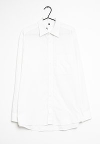 Bílá košile na knoflíky s klasickým límcem, dlouhými rukávy, přední kapsou a rovním lemem zavěšená na černém ramínku.