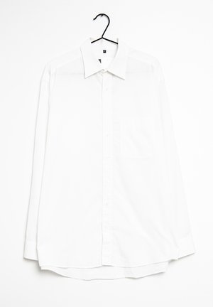 Biała koszula z guzikiem, z klasycznym kołnierzykiem, długimi rękawami, kieszonką z przodu i prostym dołem, wisząca na czarnym wieszaku.