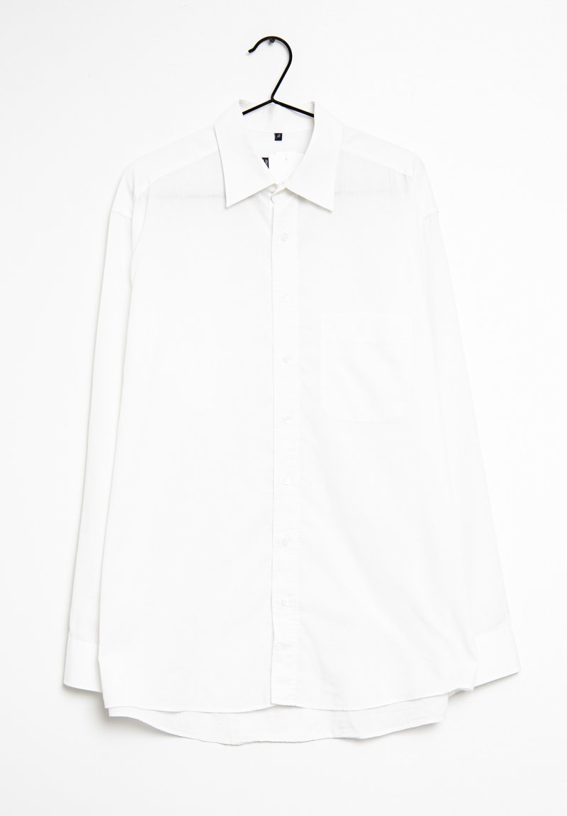Bílá košile na knoflíky s klasickým límcem, dlouhými rukávy, přední kapsou a rovním lemem zavěšená na černém ramínku.