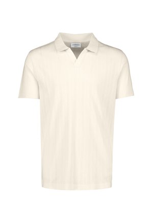 Kremowa koszulka polo z krótkim rękawem, z subtelnym pionowym wzorem warkocza i otwartym kołnierzem, przedstawiona na jednolitym tle.