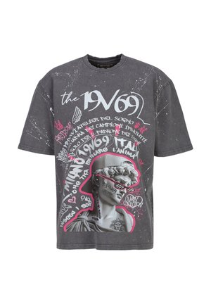 Dunkelgraues T-Shirt mit kurzen Ärmeln mit graffitiartigem Text und Grafiken einer klassischen Statue, die eine Kappe und Sonnenbrille trägt, pink umrandet.
