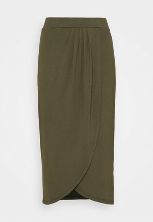 Oliven grøn knælang nederdel med wrap-stil foran og plisserede detaljer nær taljen på en ensfarvet baggrund.
