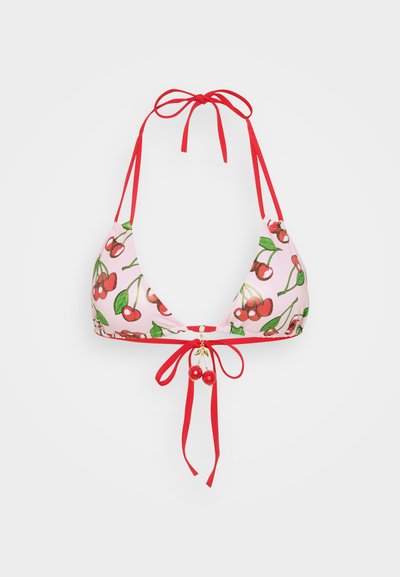 Top bikini z różowego materiału z nadrukiem wiśni. Czerwone wiązania na szyi i plecach. Złoty akcent wiśni w środku. Trójkątny kształt i gładka faktura.