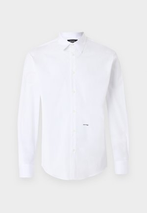 Weißes langärmeliges Hemd mit Knopfleiste, spitzem Kragen und kleinem schwarzem Logo-Schriftzug an der unteren Vorderseite.