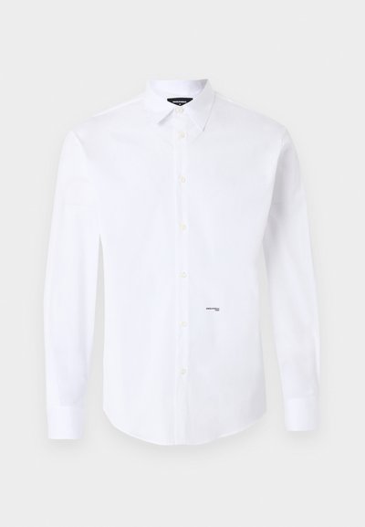 Chemise blanche à manches longues avec col pointu et petit logo texte noir sur le bas devant.