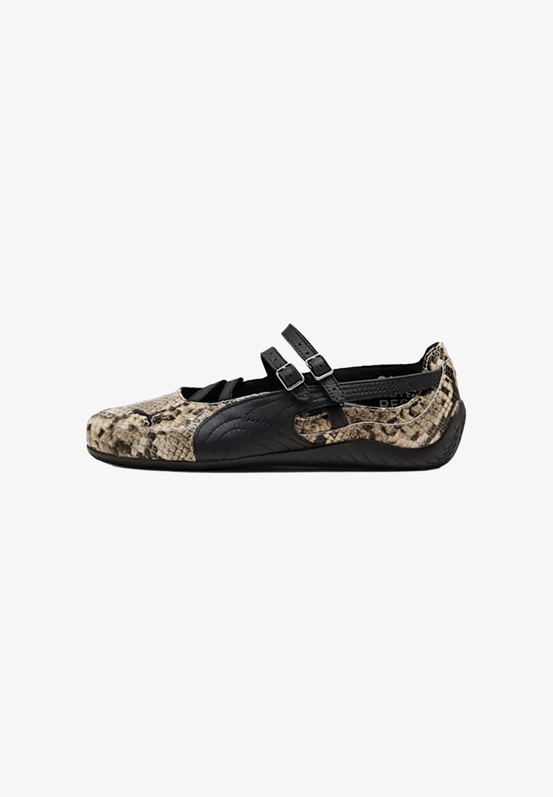 Chaussure plate à profil bas avec motif peau de serpent, panneau latéral en cuir noir et deux sangles réglables à boucle sur le dessus.