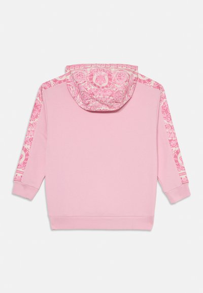 Ljusrosa hoodie med mönstrad huva och ärmar i en mörkare rosa. Har en mjuk tygtextur och ribbade muddar vid fållen.