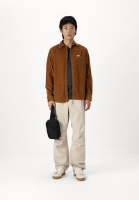Wrangler SHIRT - Camisa - monks robe