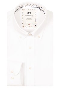 Chemise blanche à boutons, présentant un tissu texturé, un col boutonné et un col intérieur à motif contrasté. Étiquette de marque visible.