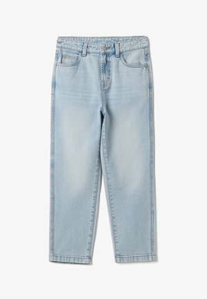 Jeans de mezclilla azul claro con cinturilla elástica, botón frontal, cremallera y diseño de cinco bolsillos, mostrados extendidos sobre un fondo blanco.