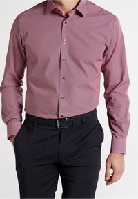 Rood en wit gestreept overhemd met lange mouwen en een button-down kraag, met donkere knopen en een eenvoudige zwarte riem met een zilveren gesp.