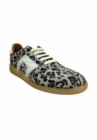 Zapatillas con estampado de leopardo, con una parte superior de textil beige y negro, acentos de cuero blanco, cordones planos color crema y suela de goma.