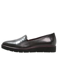 Elegante scarpa slip-on in pelle nera con punta perforata, forma arrotondata, suola piatta bassa e una sottile accentuazione maroon attorno alla suola.
