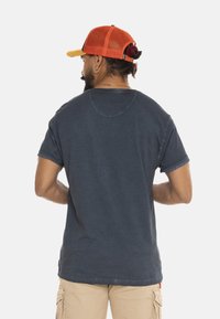 Camiseta de algodón de color azul marino con mangas cortas y cuello redondo, con un corte casual y detalles de costura sutiles en el escote.