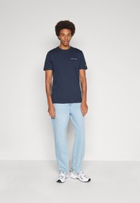 Lyle & Scott Základné tričko - dark navy