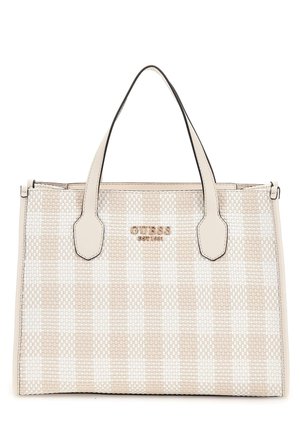 Sac fourre-tout à carreaux beiges et blancs avec deux poignées et logo GUESS en lettres dorées sur le devant.