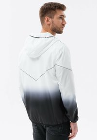 Ombre LIGHTWEIGHT SPORTS WITH EFFECT - Chaqueta de entrenamiento - black