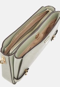 Borsa a tracolla rettangolare in materiale verde chiaro testurizzato con hardware dorato. Presenta due scomparti con zip e una chiusura a bottone a snap.