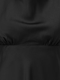 Tissu noir avec des coutures froncées autour de la zone de la ceinture, montrant une texture lisse et des plis subtils.