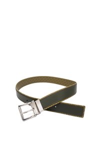 Ceinture en cuir vert olive avec boucle en métal argenté et doublure intérieure marron à motif, sur fond blanc.