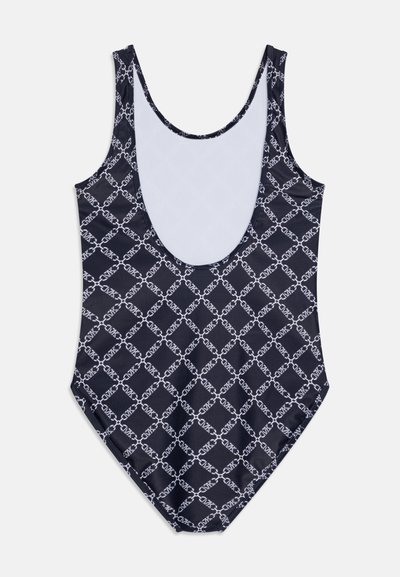 Maillot de bain une pièce en bleu marine avec un motif de chaîne géométrique blanc. Présente un décolleté arrondi et un dos nu. Texture de tissu lisse.