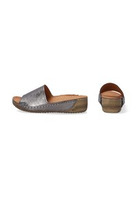 Silberne Riemchensandalen mit strukturiertem Finish und niedrigem Holzabsatz, seitlich und von hinten betrachtet.