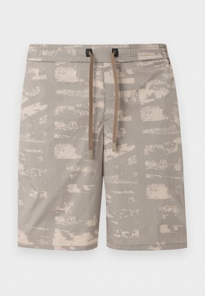 Pantaloni scurți pentru bărbați, bej și maro deschis cu model, talie cu șnur și un design subtil de camuflaj pixeliat.