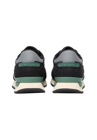 Zapatillas negras y grises con acentos verdes, que cuentan con un upper texturizado, talón con marca y una suela gruesa de color crema para mayor amortiguación.