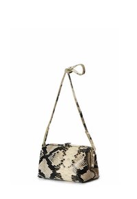 Bolso de mano con estampado de serpiente en beige y negro, con una forma estructurada, correa anudada y una superficie texturizada. Cuenta con un cierre de broche.