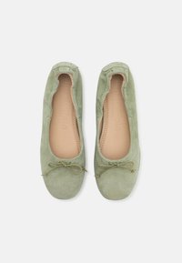 Ballerines en suède vertes avec un bout arrondi, un bord supérieur élastiqué et un petit nœud à l'avant. Intérieur lisse avec une semelle intérieure beige clair.