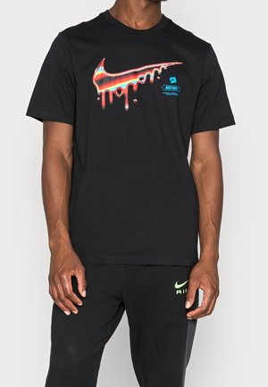 Zwart katoenen T-shirt met een groot, kleurrijk Nike-swooshontwerp dat naar beneden druipt. Inclusief de tekst "JUST DO IT" met een blauw label.