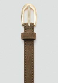 Hnedý semišový opasok so zlatou kovovou prackou. Pás má viditeľné stehy a hladký povrch, navrhnutý pre funkčnosť.