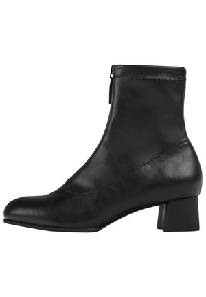 Stiefelette - black